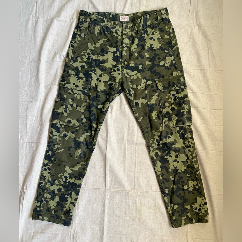 Levi’s cargo camo jean